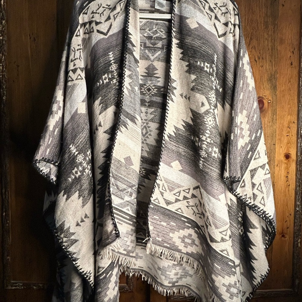Chic Geometric Print Poncho
